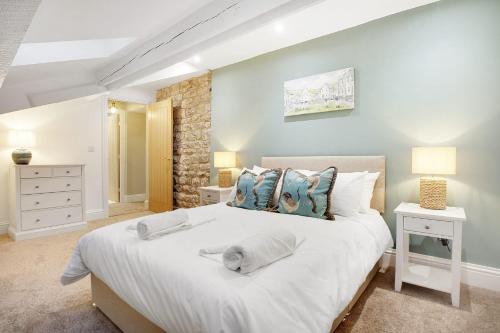 Krevet ili kreveti u jedinici u objektu Luxurious Cottage Haven, HOT TUB Delight, For 10