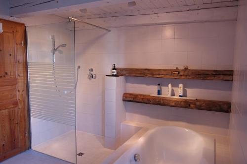 La salle de bains est pourvue d'une douche et d'une baignoire. dans l'établissement Ferien Fachwerkhaus, à Olsberg