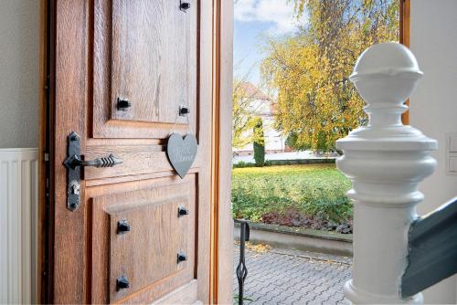 Una puerta de madera con una llave del corazón. en Klostergarten, en Grünstadt