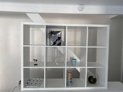 une étagère blanche dans une pièce dans l'établissement NEW TOP DUPLEX CENTRE AVEC TERRASSE ET PARKING, à Clermont-Ferrand