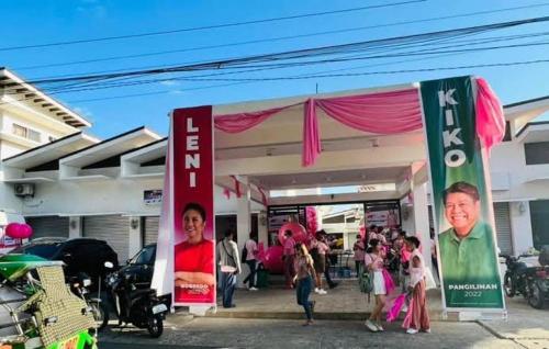 un grupo de personas parados fuera de una tienda en Oval era mall hotel condo suites, en Bangued