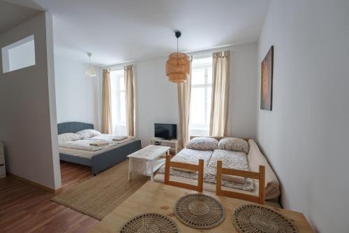 sala de estar con cama y sofá en Vienna Living Apartments - Barnabitengasse en Viena