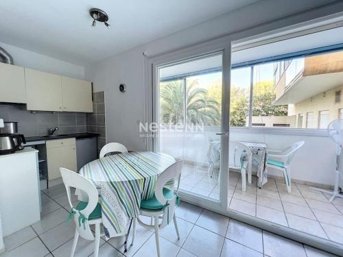 une cuisine et une salle à manger avec une table et des chaises dans l'établissement 3403-Studio 4 couchages, à Argelès-sur-Mer