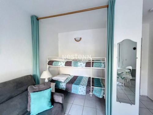 - une chambre avec un lit et un miroir dans l'établissement 3403-Studio 4 couchages, à Argelès-sur-Mer