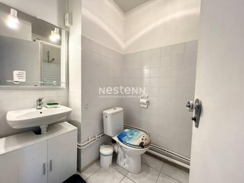 une salle de bain avec toilettes et lavabo dans l'établissement 3403-Studio 4 couchages, à Argelès-sur-Mer