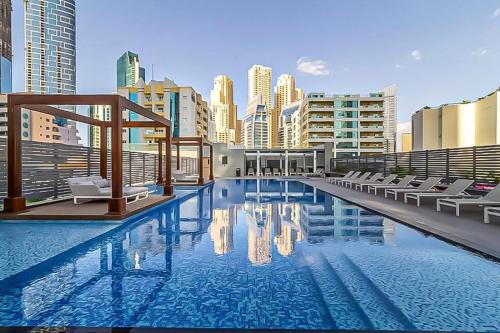 Bazén v ubytování Sleek and Trendy Studio Apartment in Dubai Marina nebo v jeho okolí
