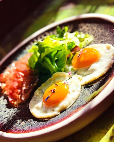 Makanan di atau berdekatan apartmen