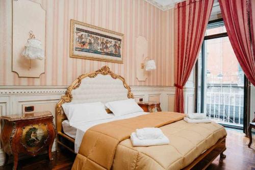 Llit o llits en una habitació de Royal Home Duomo Centro Storico 80 mt dal Duomo