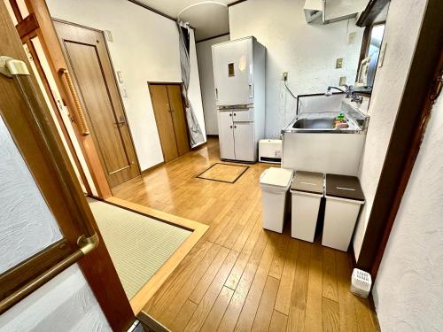 4 minute walk from the station,USJ33min KIX48min Namba10min, Convenience store, coin laundry, public bath, all 1 minute walk Kitakagaya INN OSAKA , 6 ppl, Near Namba to 10min,駅近徒歩4分一軒家貸切北加賀屋駅からなんば駅まで10分