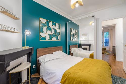 パリにあるBridgestreet - Opera Montmartreの青い壁のベッドルーム1室(ベッド1台付)