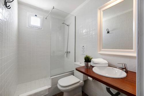 een witte badkamer met een wastafel en een douche bij Finca Emblemática - Nº3 Liria in La Vegueta