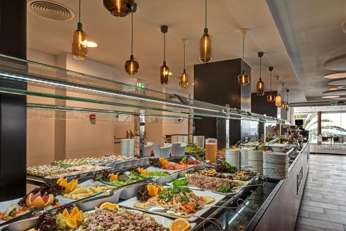 Makanan di atau berdekatan hotel