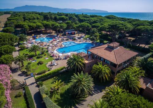 einen Luftblick auf ein Resort mit einem Pool in der Unterkunft Gitavillage Argentario in Albinia