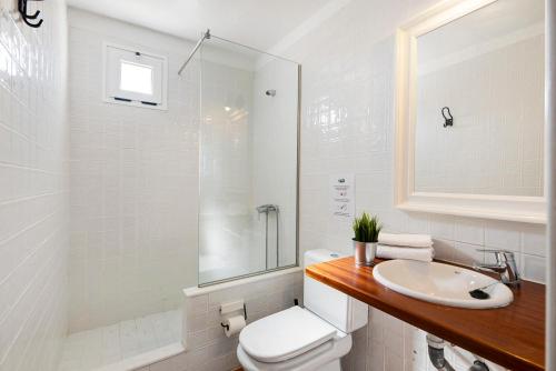 een witte badkamer met een toilet en een wastafel bij Finca Emblemática - Nº5 Tinache in La Vegueta