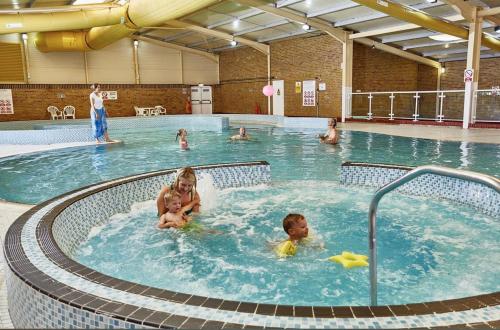 un grupo de personas en una piscina en Impeccable 3- bed luxury Lodge in Camber Sands, en Rye