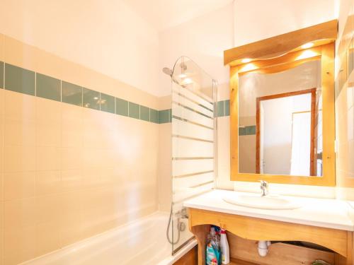 une salle de bain avec un lavabo et un miroir dans l'établissement V du Bachat Silenes B11 Appt belle vue 4 6 pers, à Chamrousse