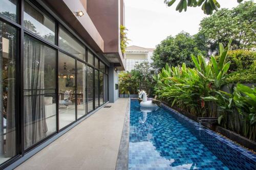 ein Infinity-Pool mitten in einem Haus in der Unterkunft Bangkok Luxury Pool Villa Thonglor in Bangkok