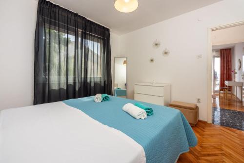 - une chambre avec un grand lit et des serviettes dans l'établissement Apartment PAVLA, à Crikvenica