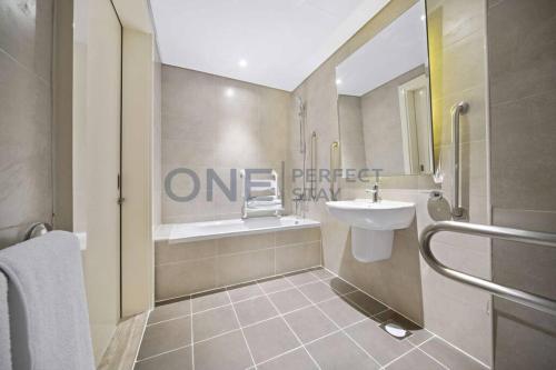 Koupelna v ubytování Luxurious 1BR Retreat in Maison Prive, Dubai