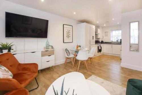 a kitchen and living room with a table and chairs at York City Apartments in York