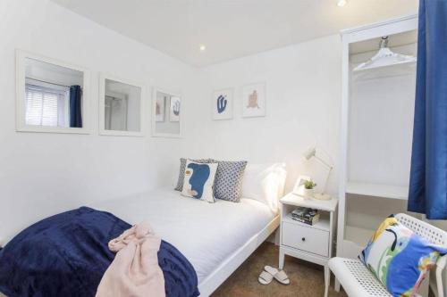 a small bedroom with a bed and a mirror at York City Apartments in York