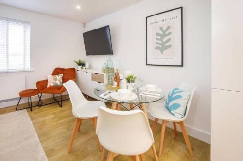 a dining room with a table and chairs at York City Apartments in York