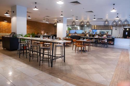 a restaurant with tables and chairs and a kitchen at Tiger Palace By Soaltee in Bhairāhawā