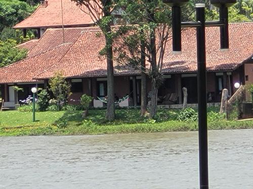 uma casa no meio de uma rua inundada em Casa Comari em Teresópolis