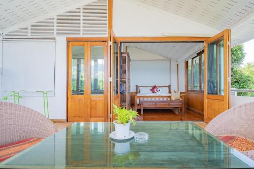 sala de estar con mesa de cristal y sofá en Patong Blue House Panorama View en Patong