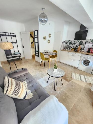 un salon avec un canapé et une table dans l'établissement Le Beffroi de Gaston Climatisé, à Aix-en-Provence