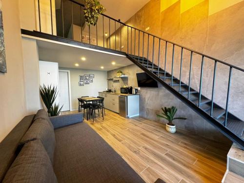 uma sala de estar com uma escada e uma cozinha em Grandera Apart's - Cervero 24A em Valência