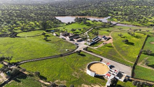 uma vista aérea de uma propriedade com um lago em Alojamiento Rural Finca Barral em Sevilha