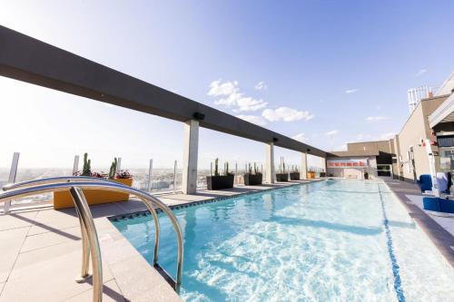 une piscine sur le toit d'un bâtiment dans l'établissement City Living Modern Apartments at Kenect Phoenix, à Phoenix