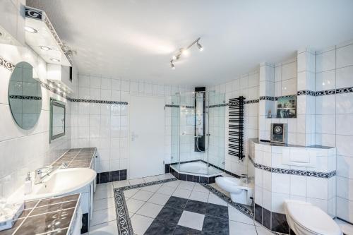 a bathroom with a tub and a sink and a toilet at Oma's Küche & Quartier in Binz