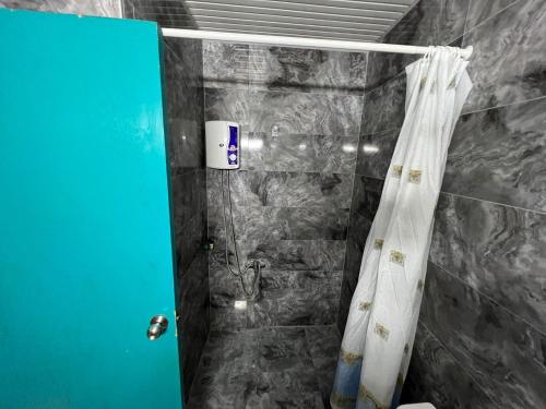 Un baño con ducha con cortina de ducha. en KLEOPATRA SUNLIGHT HOTEL, en Alanya