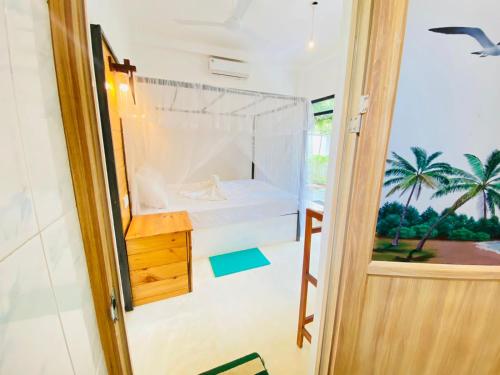 un bagno con lavandino e specchio di Rekawa Turtle Gate Hotel a Tangalle