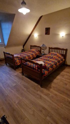 une chambre avec deux lits dans un grenier dans l'établissement Ti Bras, à Ploubazlanec