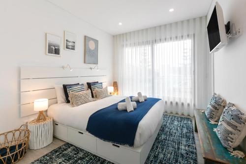 Un dormitorio blanco con una cama grande y una ventana. en Consolação & Supertubos - Beach House II, en Atouguia da Baleia