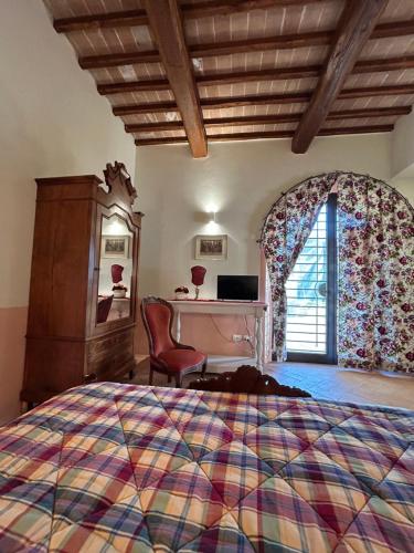 ein Schlafzimmer mit einem Bett und einem Schreibtisch in einem Zimmer in der Unterkunft Agriturismo Le Casette Sul Lago in Montefiascone