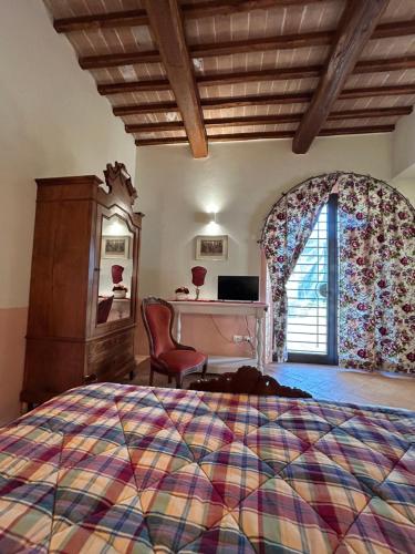 sypialnia z łóżkiem i biurkiem w pokoju w obiekcie Agriturismo Le Casette Sul Lago w mieście Montefiascone