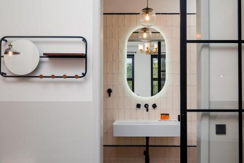 a bathroom with a sink and a mirror at Mr.Lewis Rotterdam in Rotterdam