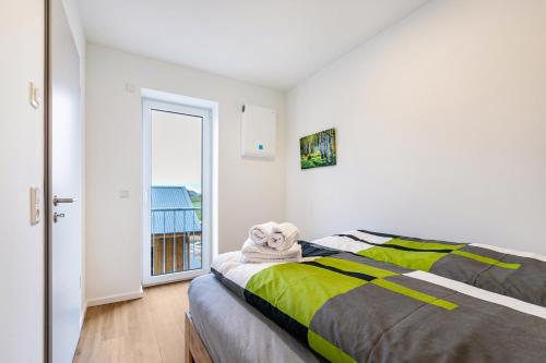 un dormitorio con una cama con un animal de peluche en Snorrum Wohnung 7, en Husby