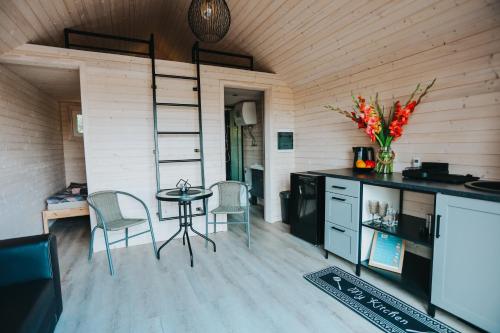 cocina y comedor con mesa y sillas en Melamar, en Smārde