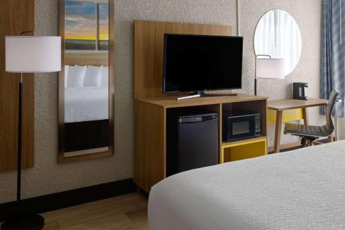 Кровать или кровати в номере Days Inn & Suites by Wyndham Fort Pierce Midtown