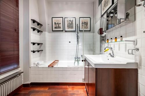 ein Badezimmer mit Waschbecken und Badewanne in der Unterkunft Veeve - Epic Romance in Neuilly-sur-Seine