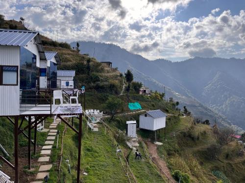 una casa al lado de una colina en Nivriti Stays, en Kanatal