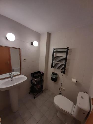 Łazienka z białą toaletą i umywalką w obiekcie Acogedor estudio con terraza Besiberri 4 w mieście Pla de l'Ermita