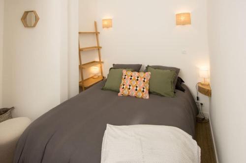 um quarto com uma cama com uma almofada em Central St Aubin dans un écrin de verdure em Toulouse