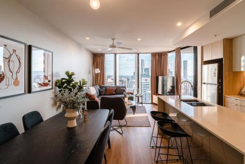 Χώρος καθιστικού στο Lux 35th floor 2br 2bath, Infinity pool, Gym, Wifi