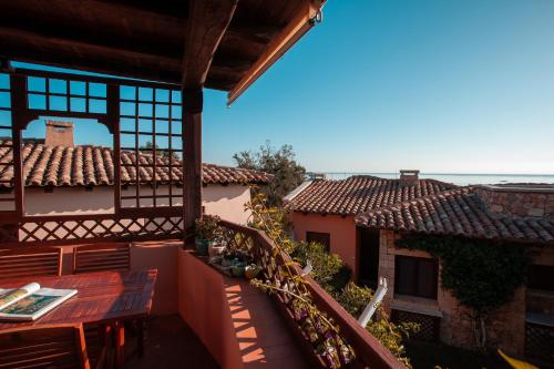 a balcony with a table and a view of the ocean at Galathee Sea View in Puntaldia